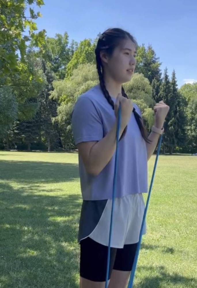比赛第27分钟，小基耶萨带球突入禁区后被对方门将犯规扑倒，主裁判吹罚点球。